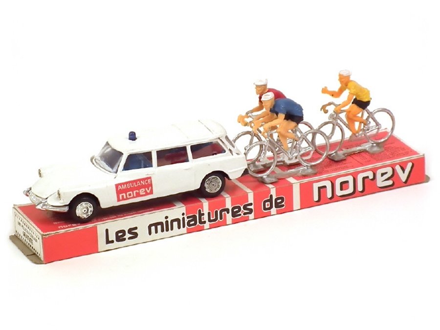 NOREV France 211   Coffret 'Ambulance'  Citroën ID19 break blanc et 3 cyclistes.jpg