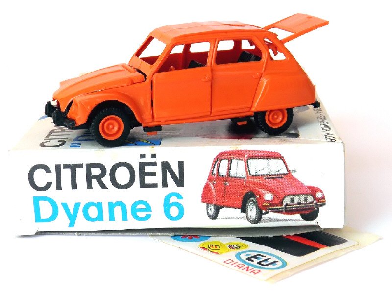 GRISONI (Italie) - Citroën Dyane 6 Kit monté, éch 1.48 réalisé en plastique avec planches d autocollants,  orange -.jpg