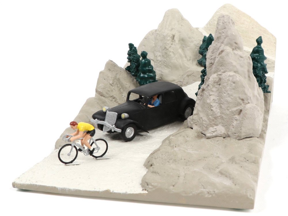 EDITIONS ATLAS France -072150612- Dimensions  37 x 24cm, en résine à assembler, un cycliste maillot jaune, une Citroën Traction, deux arbres, un rocher et un décor de montagne - Peu courant -.jpg