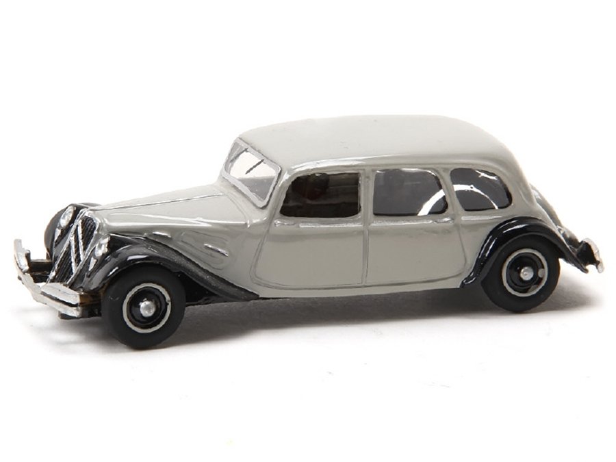 YESTERDAY MODELS -A20-  Citroën 22CV familiale 1934 réalisation en résine et plastique sans aménagement intérieur, gris clair et noir -.jpg