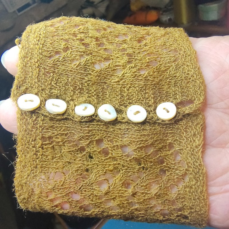 En fonction de l'emplacement de la manchette, poignet droit ou poignet gauche ça permet d'indiquer si la femme est mariée ou pas.