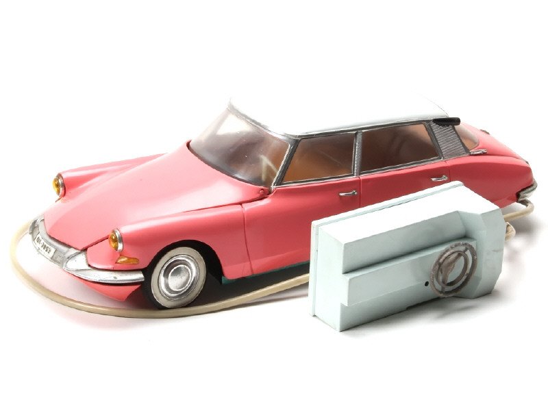 PAYA (Espagne) -3053-  Citroën DS19 téléguidée long 41cm moteur à piles, phares électriques, éclairage du moteur, feux de pavillon et direction, rose et toit blanc cassé -.jpg