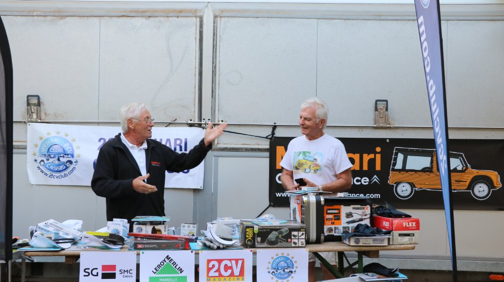Les Organisateurs avec un '' O ''  majuscule  Bernard et Marcel en pleine action