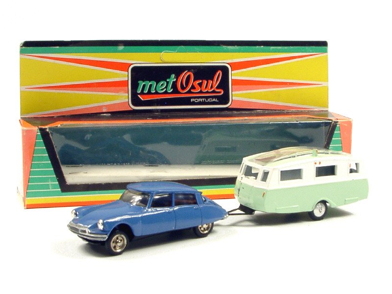 METOSUL (Portugal) -43-  Citroën DS19 avec caravane. La caravane est le modèle CIJ en plus petit, bleu, vert et blanc -.jpg