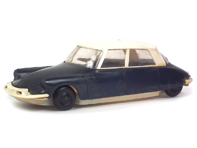 DIVERS (Algérie) - Citroën DS 19 long 28cm, en plastique, copie d un modèle de la marque GEGE, bleu marine et blanc cassé - Très rare -.jpg