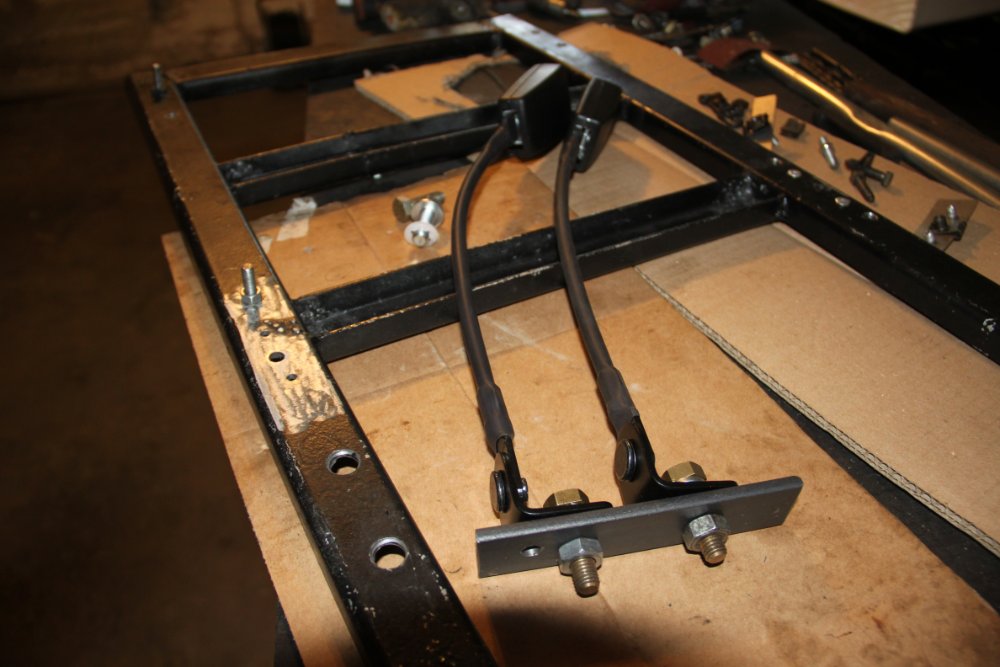 Platine fixation ceintues entre les deux sièges.JPG
