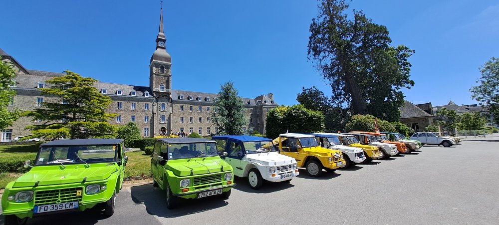 Nos voitures devant le monastère de Ploermel