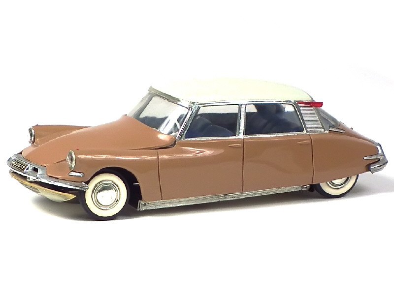 GEGE France - Citroën DS 19 long 27cm, moteur à piles, marron toit blanc cassé - Rare -.jpg