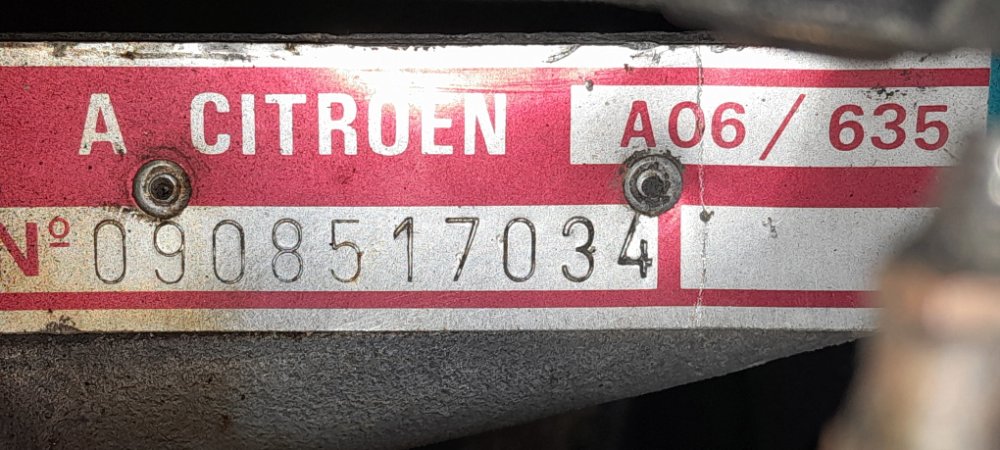 Bonsoir, voilà la seule plaque que j'ai trouvé mais elle doit correspondre au moteur?, pas de plaque d'identification sous les cardans ou ailleurs.
