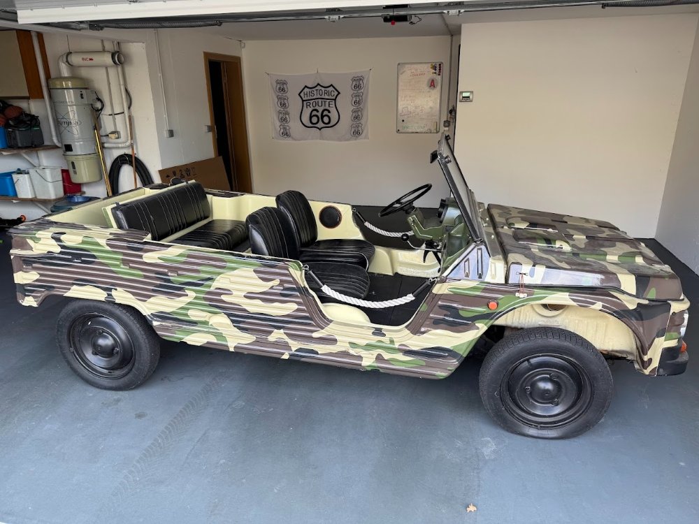 Avec un covering militaire sur une carrosserie beige