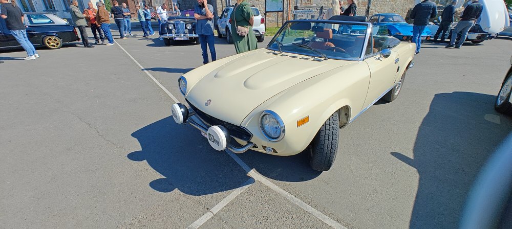 Fiat_pininfarina_spider_2000_1.jpg