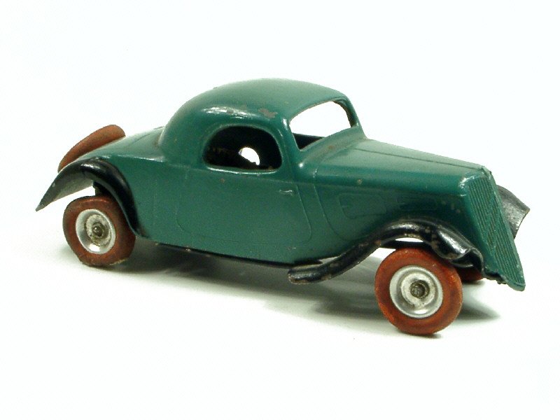 CITROËN France - Citroën Traction Coupé 1934, long 12cm, en zamac moulé, chassis en tôle, moteur à clef, vert ailes noires - Très rare -.jpg