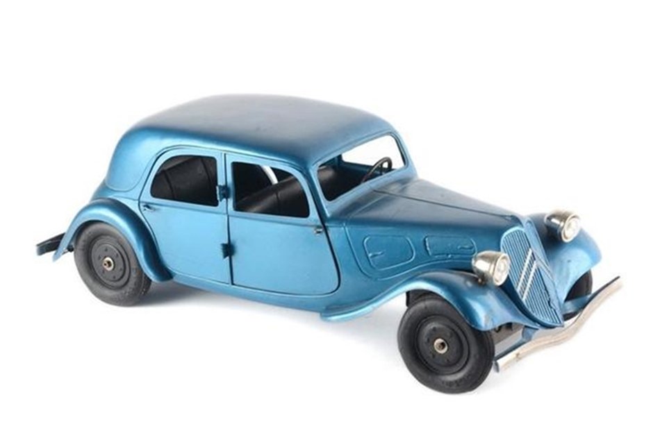 CITROËN - Citroën Traction mécanique avec éclairage,  roues caoutchouc, long 40cm, bleu métalisé -.jpg