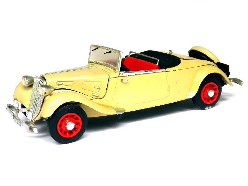 DIVERS - Citroën Traction AV Cabriolet, long 14cm, en plastique, beige et rouge -.jpg