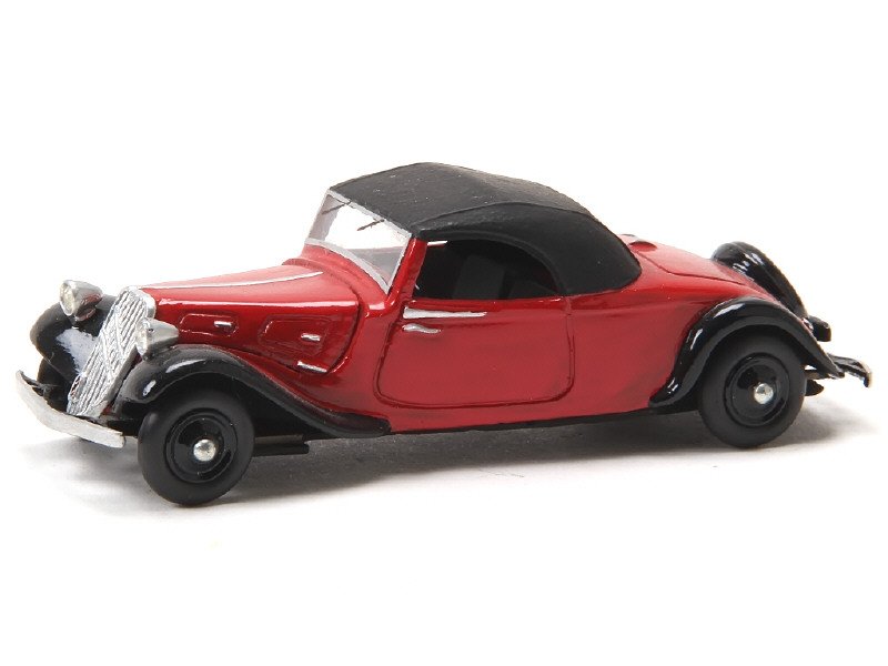 YESTERDAY MODELS -  Citroën 11CV normale cabriolet fermé 1934, en résine et plastique noir et rouge -.jpg