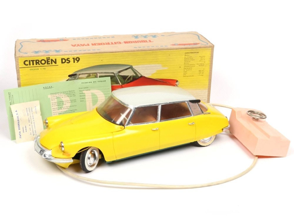 PAYA (Espagne) -3053-  Citroën DS 19 téléguidée, long 41cm, moteur à piles et direction, capot ouvrant, éclairage des bougies du moteur, feux de pavillon lumineux, permis de conduire et bon de contrôle,.jpg