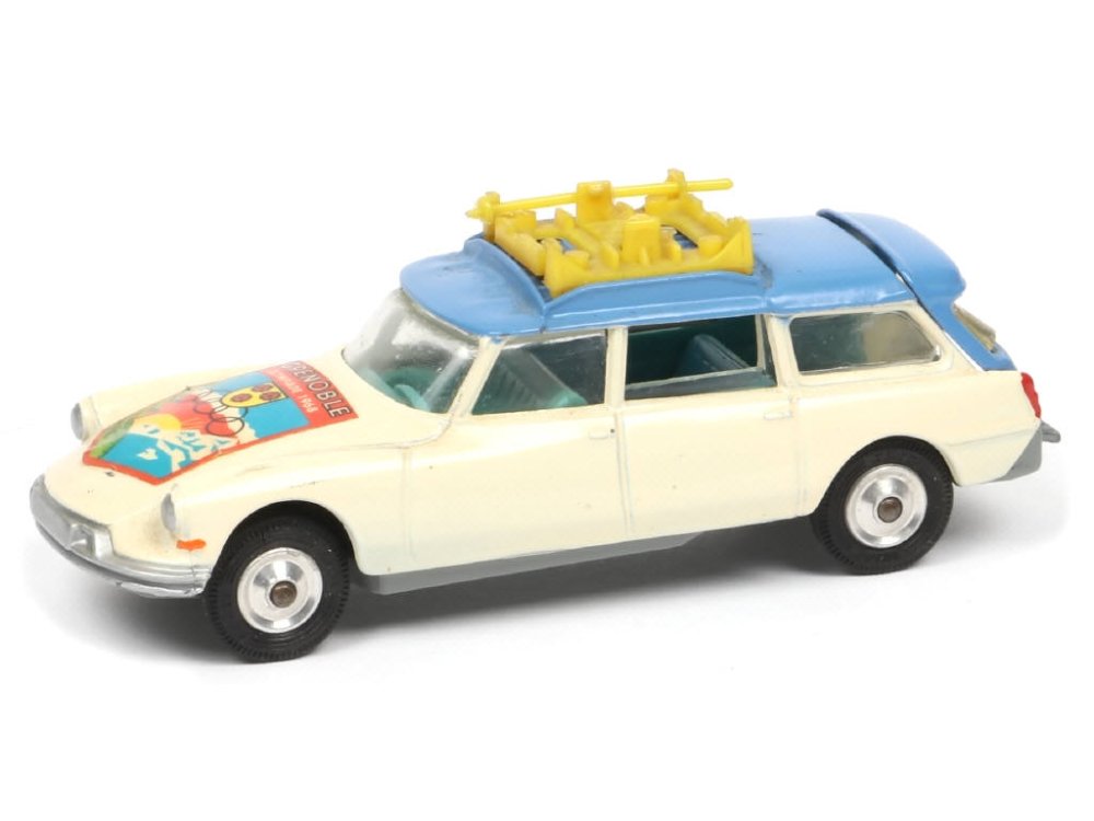 CORGI TOYS (GB) -499- Citroën DS19 Grenoble Olympiade 1968 avec galerie et un bâton, blanc et bleu -.jpg