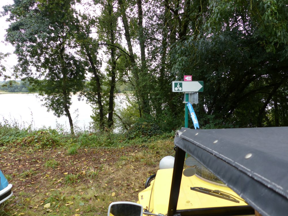 Cul de sac. Tout droit la Loire, à gauche et à droite piste cyclable
