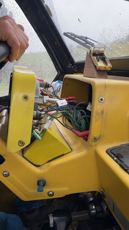 Pendant que ma copilote compte les fenêtres, opération à tableau de bord ouvert pour atteindre les fiches du moteur d'essuie glace.