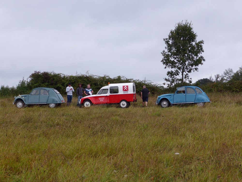 Toujours ensemble les 2CV et leur assistance