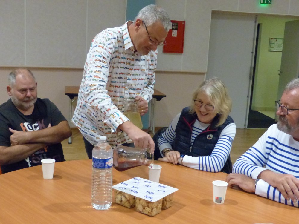 Apéro servi par le maître de cérémonie
