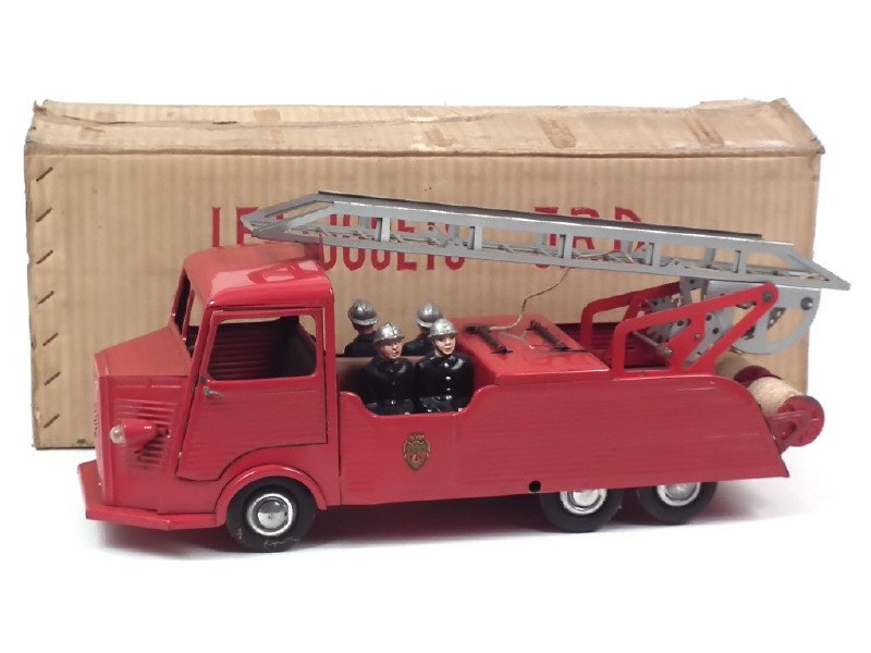 JRD France -3095- Citroën 1200kg Auto-pompe grande échelle Pompiers de Paris, long 50cm, moteur à clef avec phares électriques, 2 dévidoirs, 4 pompiers, une pelle et 1 pioche, rouge - Très rare -.jpg