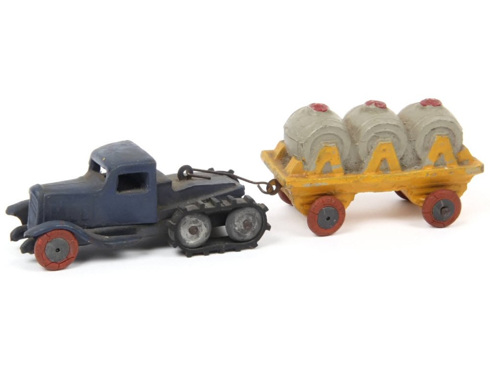 CITROËN France - Citroën Tracteur Routier avec remorque-plateau porte-fûts, en plâtre et farine et tôle, long totale 18cm, avec chenilles, bleu marine, jaune et gris - Rare -.jpg