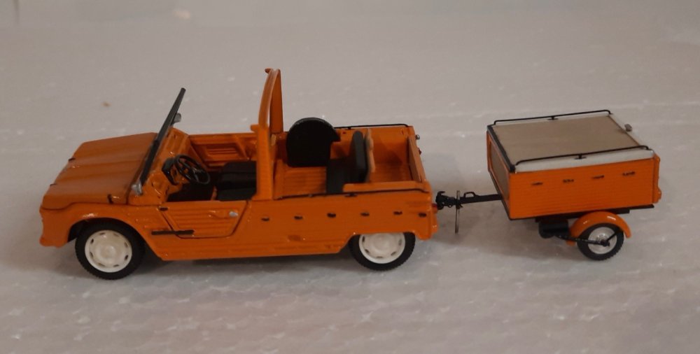 Kinder18 - Citroën Méhari, pièce unique, reproduction fidèle sur base Norev d un modèle existant avec sa remorque, éch 1.43, orange  -  Détails dans la Revue des Méharistes n° 82 de 2014 -