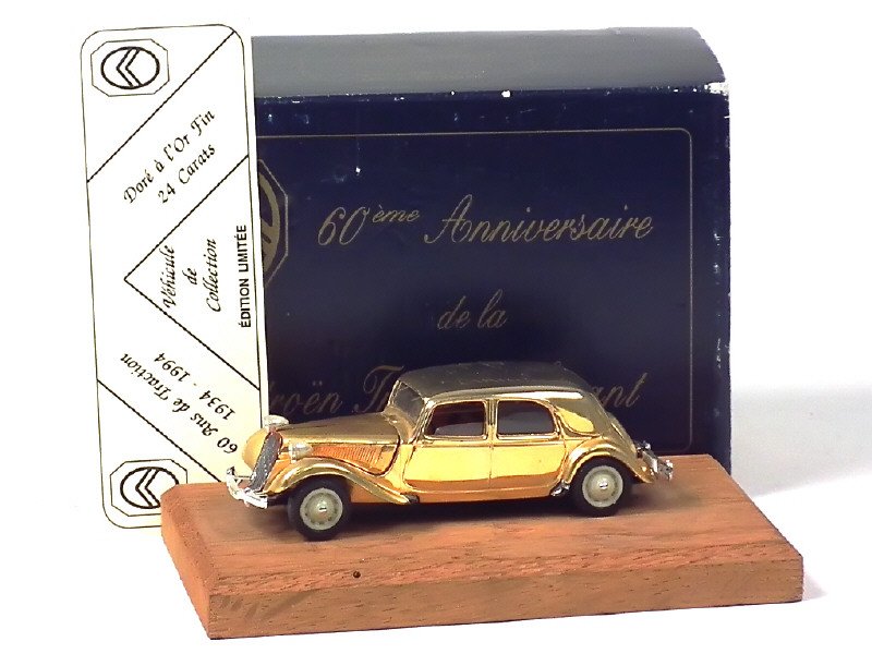 VEREM France -10101- Citroën Traction 15cv avec certificat d édition limitée, sur socle bois, série dorée à l or fin 24 carats -.jpg