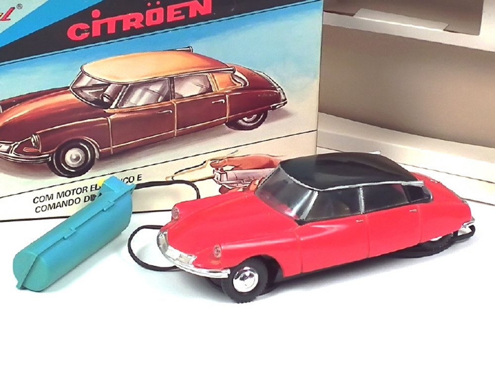 OSUL Portugal -4001-  Citroën Ds19 téléguidée 22cm moteur à piles, rouge toit noir -.jpg