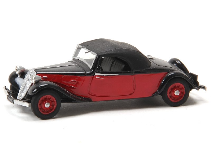 YESTERDAY MODELS - Citroën 11CV cabriolet fermé 1939, en résine et plastique, rouge capote noire -.jpg