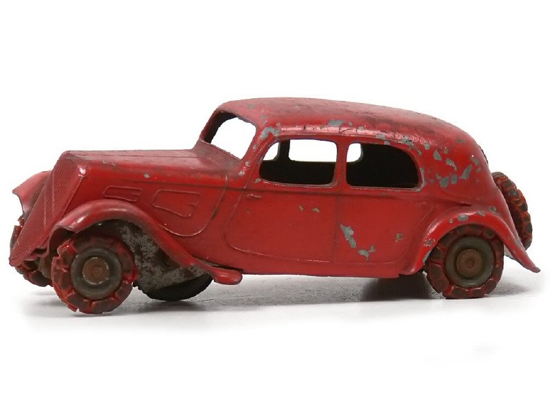 JRD France -102-  Citroën Traction Berline, long 13,5cm en zamac moulé, chassis en tôle et moteur à clef, rouge - Très rare -.jpg