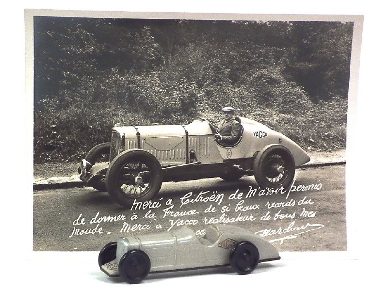 DIVERS France - Citroën Rosalie VII Yacco en celluloïd, long 12,5cm + photo de son pilote César Marchand, gris clair et noir -.jpg