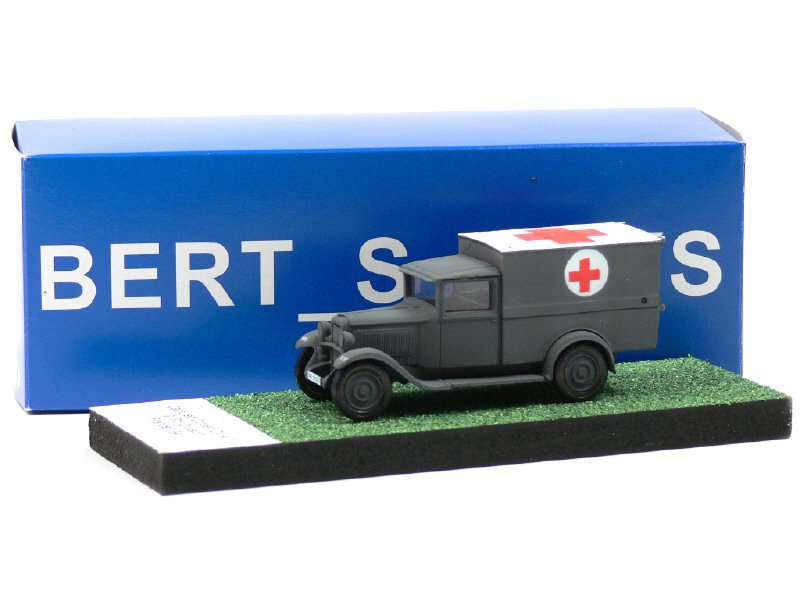 BERT-S-TOYS -BT31- Citroën C4 Ambulance de la Wehrmacht, série limitée, véhicule de Capture de la 2PZ Division (France 1941) sur base Solido, gris armée - Peu courant -.jpg