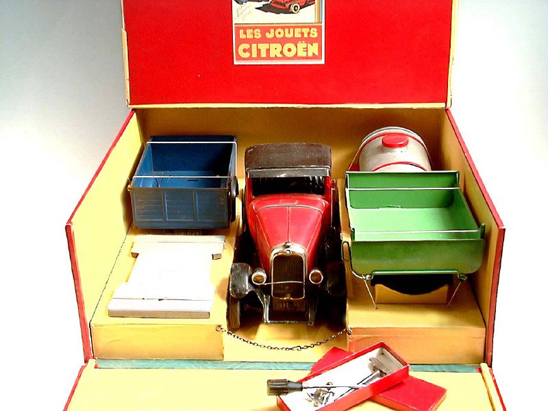 CITROËN France -590- Coffret Citroën C4 utilitaire 1930 éch 1.10ème, moteur mécanique, phares électriques, benne basculante + citerne +plateau à ridelles +boite à outils - Très rare -.jpg