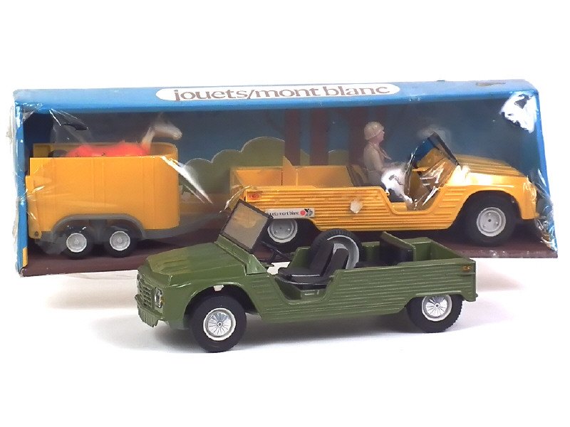 MONT BLANC France -302 001- Citroën MEHARI Ranch avec remorque, long 42cm avec conducteur et un cheval, jaune d'or  & -301 503-   Citroën MEHARI  moteur à friction, long 25,5cm  vert kaki -.jpg