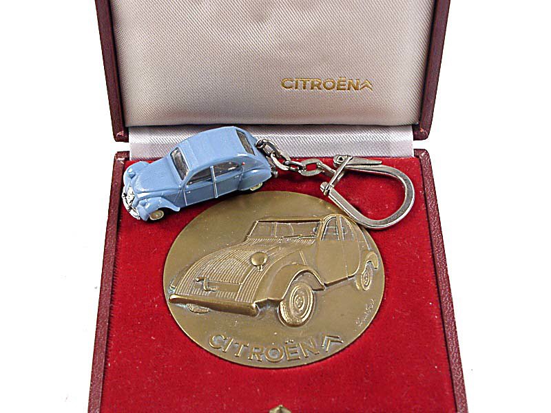 NOREV France -6- Citroën 2CV, série Micro, version porte-clefs, bleu ciel, avec médaille commémorant la réunion des agents Citroën de 1976, en bronze, qui représente le proto de la 2CV -.jpg