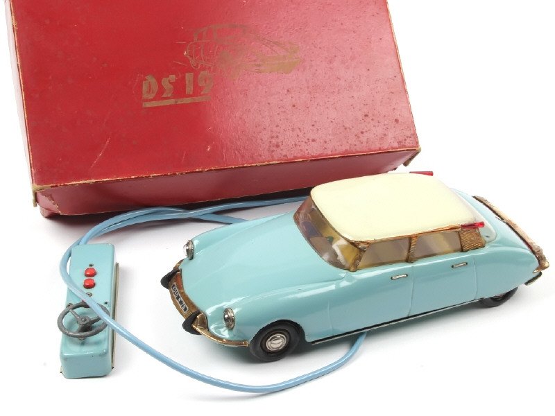 RCP ALBERT RICHARD PARIS France -6565- Citroën DS 19 Téléguidée, long 31cm, moteur à pile, avertisseur sonore, phares électriques, bleu ciel, toit ivoire - Peu courant -.jpg