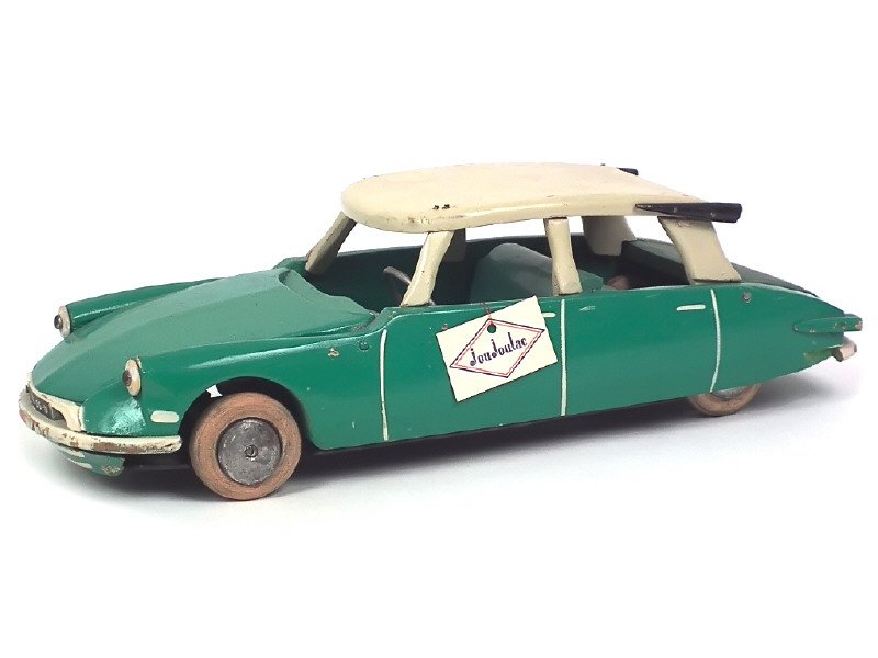 JOUJOULAC France -  Citroën DS 19 en bois peint 1956, long 48cm, capot moteur et malle ouvrants, toit amovible, vert et blanc cassé -.jpg
